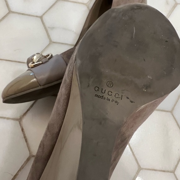 Gucci Grey Suede and Patent Leather Horsebit Wedge Pumps Size 37.5 - Picture 4 of 4